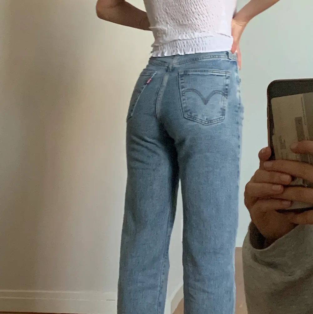 Jättefina högmidjade Levi’s jeans i modellen ”Rib cage straight” som tyvärr har blivit för små för mig (inte jag på bilden)🥲 så därför behöver de nu en ny ägare!!😍 superbra skick, köpta för ca 1000 kr! . Jeans & Byxor.