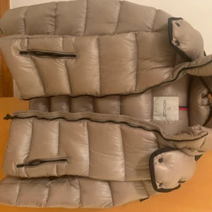 Moncler jacka - En superfin beige moncler dunjacka i strl Xs. Endast använd en vinter alltså är den i bra skick.💕💕jag har inget kvitto kvar men det finns en kod i jackan där man kan se att den är äkta. Köp direkt för 4000