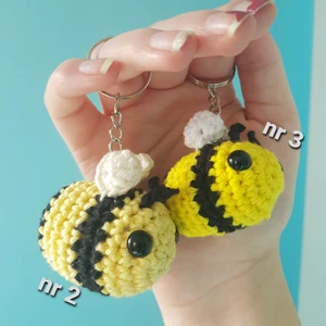 Nyckelring - Virkad Humla - Egenvirkade supersöta humle nyckelringar. Kommer i 5 olika nyanser. Måttet på humlorna är ca 5cm × 3cm. Virkat i bomullsgarn💕🌻◇Har även möjlighet att göra andra färger om det skulle önskas!◇