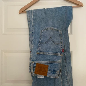 Jeans - Raka ljusblåa jeans i storlek 30 från carlings. Kan mötas upp i Vallenruna men annar fraktar jag! ❤️ undrar ni något kan ni skriva här på plick eller DM! Instagram finns i min profil!❤️