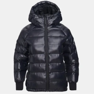 Svart jacka - Svart peak performance jacka, inte använd så mycket och väldigt bra skick! Kostar cirka 2500kr ny. Säljer för 1000kr tar emot bud😀 skriv privat för fler bilder!