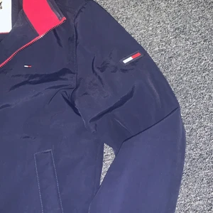 Snygg midjejacka - Klassisk jacka, midjekort, tåligt material, välskött, bra skick. Strl M, färg marinblå. 