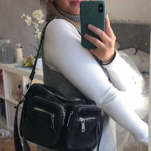 Noella väska - (Smutsig spegel!) Säljer nu min svarta fina Noella väska i modellen Celina (dustbag får man med). Super praktisk, rymmer nästan allt. Säljer p.g.a inte min stil längre så jag hoppas nån annan kan få mer använding av den än jag.🌟 Nypris:700kr (pris inklusive frakt💕)