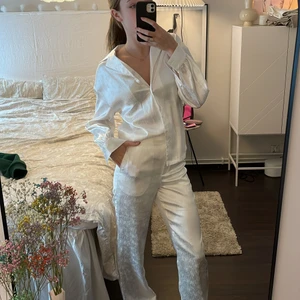 Set - Set från misslisibells kollektion med na-kd. Använt 1 gång! Byxorna är insydda i midjan. Jag är 170 som referens. Både skjortan och byxorna kostade 400kr styck när jag köpte dem, dvs 800kr tillsammans 💕