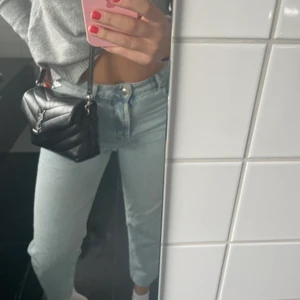 Replay jeans - Skit snygga simpla replay jeans passar till allt🥰 köpt för 1600kr har en cool detalj där bak (se bild ) . Skulle säga att dem passar många storlekar beroende på hur du vill att dem ska sitta men bäst på 36/38 tror jag!