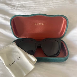 Gucci solglasögon  - Solglasögon köpta 2020! Sparsamt använda. Säljes pga de ej kommer till användning. Nypris ca 2000 kr. 