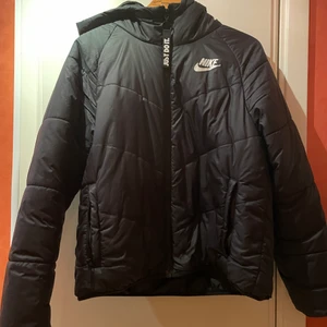 Nike vinterjacka - En jätte fin Nike vinterjacka använd ett få tal gånger , inga defekter 💓 Nypris ca 800kr