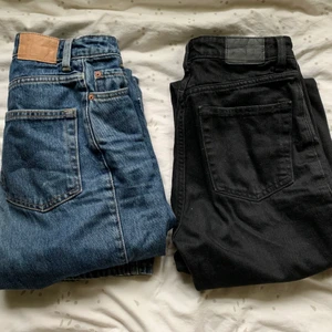 Blå och svarta jeans - 250 kr STYCK! Jättefina och sköna jeans köpta på weekday, modelen är row, st 24/30 passar mig som kan ha S men funkar för XS också. Långa ben och högmidjade. Sitter som en smäck! Finns kvar på weekday så om man söker så kan en se hur det sitter på modelen! 