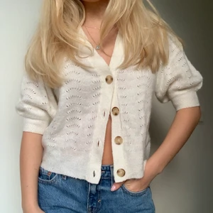 Söt Kofta  - Säljer denna super söta kofta från mango i storlek s. Det är i jättebra skick och passar till allt❤️❤️❤️ frakten står köparen för❤️