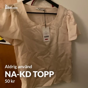 En beige blus  - En fin blus från Na-KD aldrig använd har prislapp på 