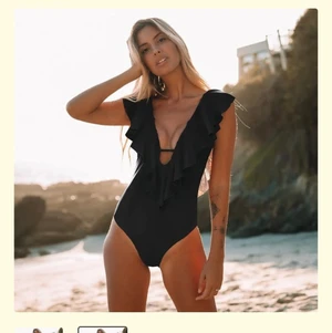 Oanvänd baddräkt stl XXS från Alberozi  - Svart jättegullig baddräkt med volanger samt urringning i bak och fram. Storleken är egentligen M men är väldigt liten i storlelen. Min kompis med storlek XS tyckte den var liten, därav borde storleken vara som XXS och är därav jag säljer den. 