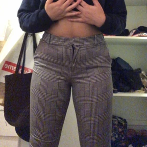Kostymbyxor HM - Säljer dessa stiliga kostymbyxor men tyvärr inte min stil heller å för korta för mig , jag är 165, från hm , original pris är 299 Kr, men säljer för 150 kr plus frakt 💓storlek 40 men som en M också,   Skriv om de är något ni funderar på 🤍😊