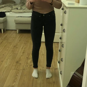 Jeans - ( 70kr + frakt ) 🖤 sköna lågmidjade svart/gråa jeans 🖤 storlek XS/32 🖤 från Gina Tricot modell Alex 🖤 säljer pga gillar inte lågmidjat! Otroligt sköna! 🖤 kontakta mig för intresse eller frågor!  🖤