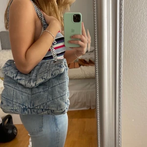 Väska  - Säljer min nästintill oanvända väska. Köparen står för frakt, hör av er för fler bilder 💕💖