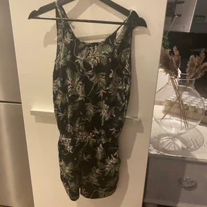 Dress  - En dress i fint sick, aldrig använd från grunt, väldigt fin och sicka för fler bilder 