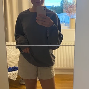 Sweatshirt - Fin sweatshirt i skönt material, bra skick! Säljer då den inte kommer till användning något mer. Passar S-L beroende på hur man vill att den ska sitta😊