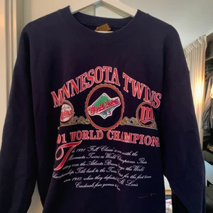 Sweatshirt  - Marinblå sweatshirt från beyond retro men tryck på framsidan