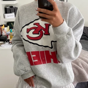 Hoodie  - Säljer denna supersnygga sweatshirten som är köpt second hand men i är superbra skick. Stor passform oh sitter oversized på mig i som har storlek S. DM vid intresse!💕💕 (köpare står för frakt)