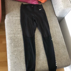 Träningsbyxor  - Ett par jätte fina träningsbyxor som har ett speciellt material som man kan se igenom vid smalbenet!