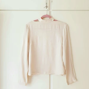 Na-kd siden topp - 🌸FÖRST TILL KVARN!🌸 Na-kd topp i samarbete med en influenser, limited edition och är slutsåld. Satintopp med en krage som knäpps och en öppen rygg. Nyskick men tog bort lappen, vid tvätt. Endast testad🧚🏻‍♀️ Pris:160kr+frakt