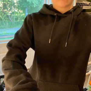 Svart hoodie - Skönt material, finns en likadan i vit