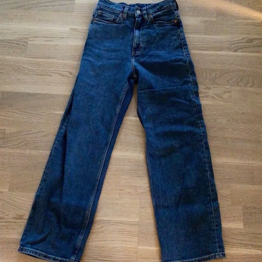 Jätte snygga straight long leg jeans som är köpta på Monki för ett halvår sedan! Väldigt bra skick❤️ Priset kan diskuteras💗Frakt tillkommer på 62kr!. Jeans & Byxor.