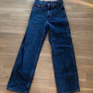 Jätte snygga straight long leg jeans som är köpta på Monki för ett halvår sedan! Väldigt bra skick❤️ Priset kan diskuteras💗Frakt tillkommer på 62kr!