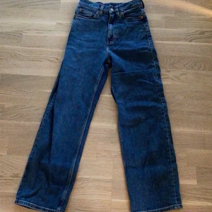 As snygga straight jeans från Monki💕 - Jätte snygga straight long leg jeans som är köpta på Monki för ett halvår sedan! Väldigt bra skick❤️ Priset kan diskuteras💗Frakt tillkommer på 62kr!