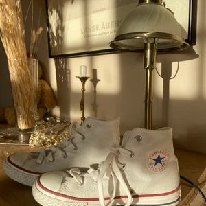 Vita converse strl 33 - Superfina vita Converse i strl 33. Knappt använda. 