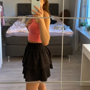 Volangkjol - Superfin kort svart volangkjol från Gina Tricot. Den är i storlek xs och är så så så fin men kommer inte riktigt till användning hos mig tyvärr❤️