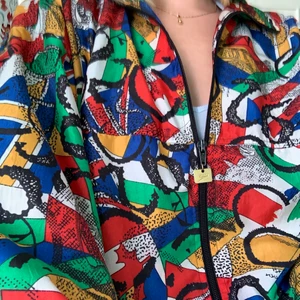 Speedo Jacka  - Speedo jacka köpt secondhand i storlek L men passar mig som har s-m vanligtvis, beror som sagt på hur du vill att den ska sitta. Bra skick men lite gul längst nacken men det går att tvätta bort i tvättmaskinen. Den är lite kortare (uppsydd på något sätt) i ryggen. 