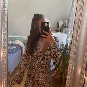 Klänning - Skitsnygg klänning, perfekt på sommaren men oxå på hösten med en tröja över. Aldrig använd så i mycket bra skick! 