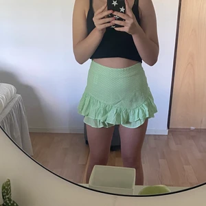 Shorts/kjol zara mintgrön - Mintgröna somriga shorts från zara, ser ut som en kjol men under volangen är de ett par shorts. Säljer då dom aldrig kommer till användning. Prislappen är kvar, endast testade.