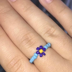 BLUE OCEAN FLOWER RING💙 - En jättefin handgjord ring💙💍Skriv för frågor eller fler bilder🥰