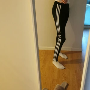Adidas tights strl xs - Ett par tights från Adidas i strl 34/xs. Används sällan och rensar min garderob, säljer för 120kr. 