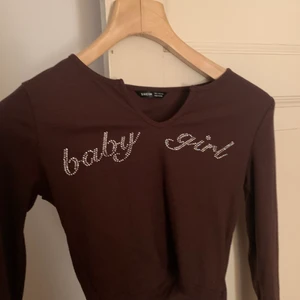 Ascool rhinestone topp👀 - Säljer denna topp från shein. Alla rhinestones är kvar. Jättefin hazel brun färg. Inga defekter alls. Använd 1 gång. Nyskick! 🥰köpt för ca 80 kr