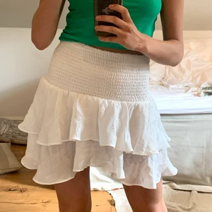 Vit volangkjol  - Supersöt och populär volangkjol! Köpt från shein för ganska länge sen men aldrig fått användning för den, därav helt oanvänd och i nyskick!! ❤️