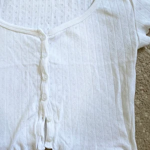 Fin vit topp - Denna gulliga topp går att öppna helt. Den är använd cirka 2 gånger. Den är i bra skick!!!