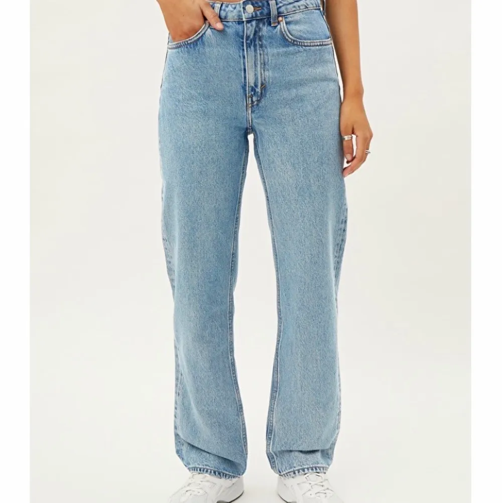 Säljer mina voyage high straight jeans pga fel storlekt, använda 1 gång! Möts upp i Göteborg eller fraktar✨. Jeans & Byxor.