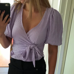 Lila topp - Lila omlotttopp med rosett/Knut