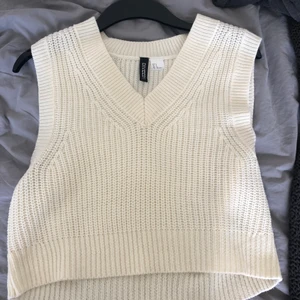 Väst - Säljer min väst från hm i storlek S🤍 Säljer pga den inte längre kommer till användning🤍Använd fåtal gånger och inga defekter🤍