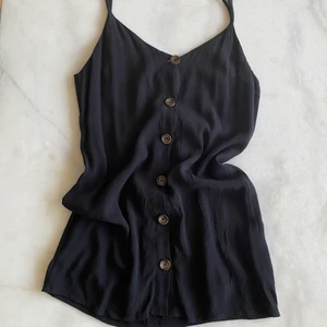 Klänning  - Söt kort klänning med knyt i ryggen som jag köpt i LA. Använd 1 gång. Liten i storleken🌸  Frakten är spårbar och inräknad i priset. 