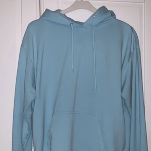 Ljusblå hoodie  - En jätte fin och somrig hoodie som tyvärr inte kommer lika mycket till andvändning längre. Den är köpt från Plick sen innan och är lite nopprig