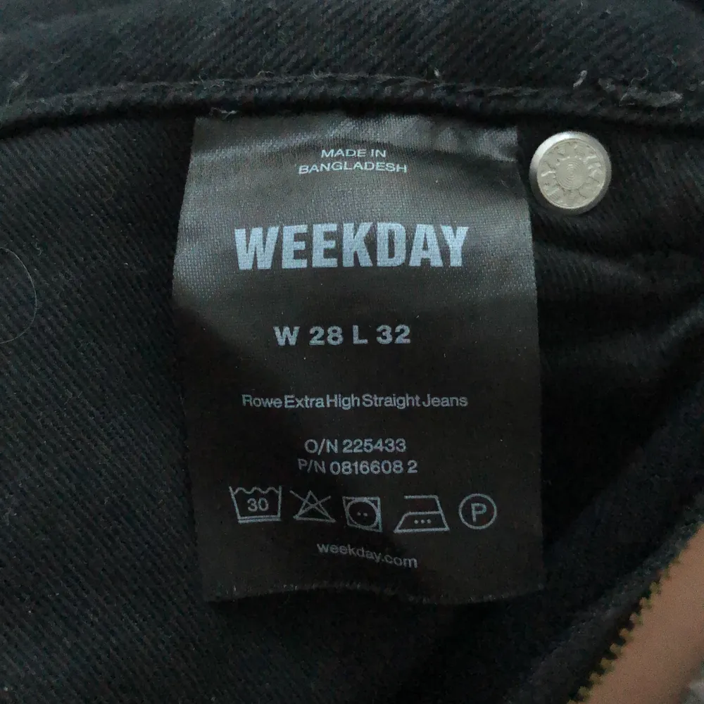 Säljer mina svarta Rowe jeans från weekday🌈 260kr inkl frakt. Jeans & Byxor.