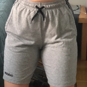Gråa adidas shorts  - Dessa adidas shorts är i storlek S/M de är supersköna att ha på sig och de är it för långa 