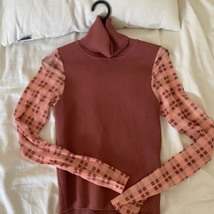 Zara tröja - Köpt i våras men aldrig använd. Super fin kvalite och sitter inte för tajt i halsen. Jag har normalt storlek S men denna är i M och passar perfekt! Däremot är tröjan stretchig så passar M också! Pris exklusive frakt 