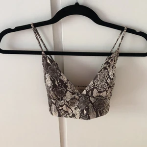Bikini  - Bikini top ifrån hm. Storlek 38. 