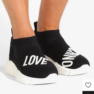 Moshino skor - Moshino skor köpa från Zalando storlek 37, svart vita. Säljer pågrund av att ja köpt ett par andra. Sjukt sköna att gå i. (Priset diskuteras)