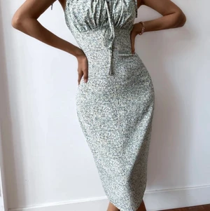 Långklänning - Jag säljer denna superfina klänningen. Den är helt oanvänd då den var förliten för mig. Den är i storlek M men skulle säga mer en S.