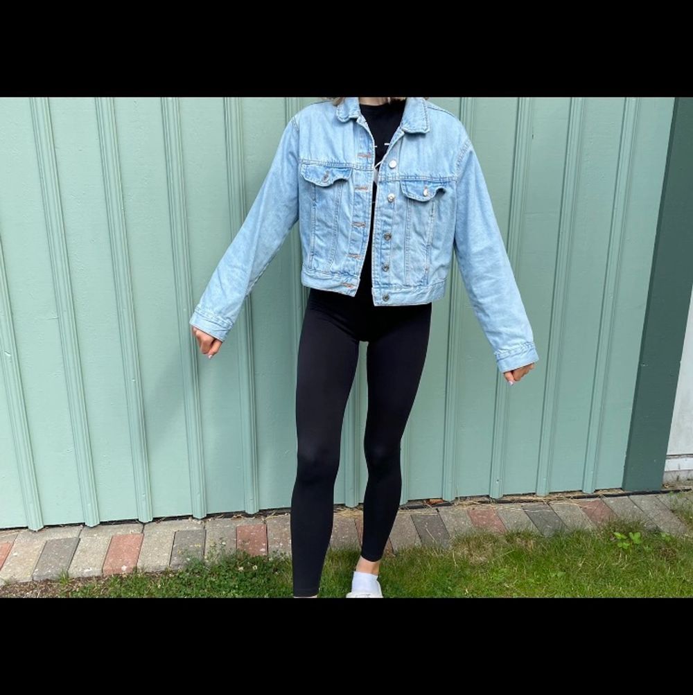 Jag säljer en jeansjacka från Gina Tricot i storlek S. Jag köpte den förra året, men har knappt använt den då jag har ytterligare en jeansjacka. Den har två innerfickor, men även ytterfickor:) Inköpspriset var 500kr, men jag säljer den för 199 exklusive frakt.. Jackor.